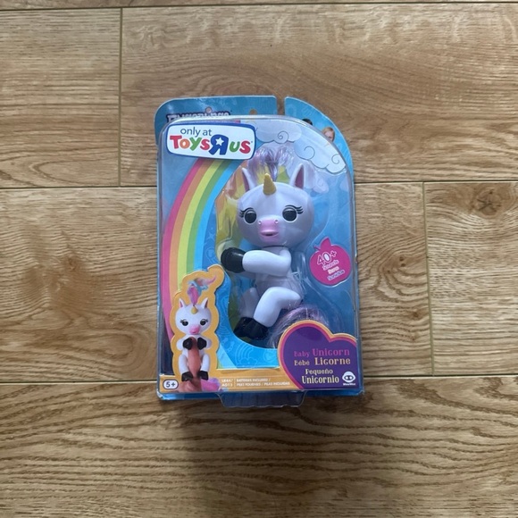 Toys R Us Fingerlings - Picture 1 of 2